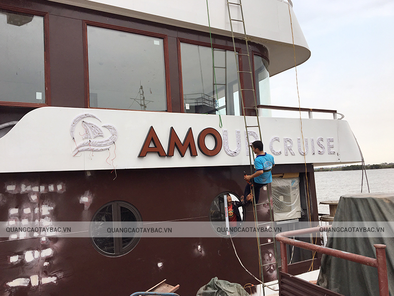 Mặt hông biển quảng cáo du thuyền Amour