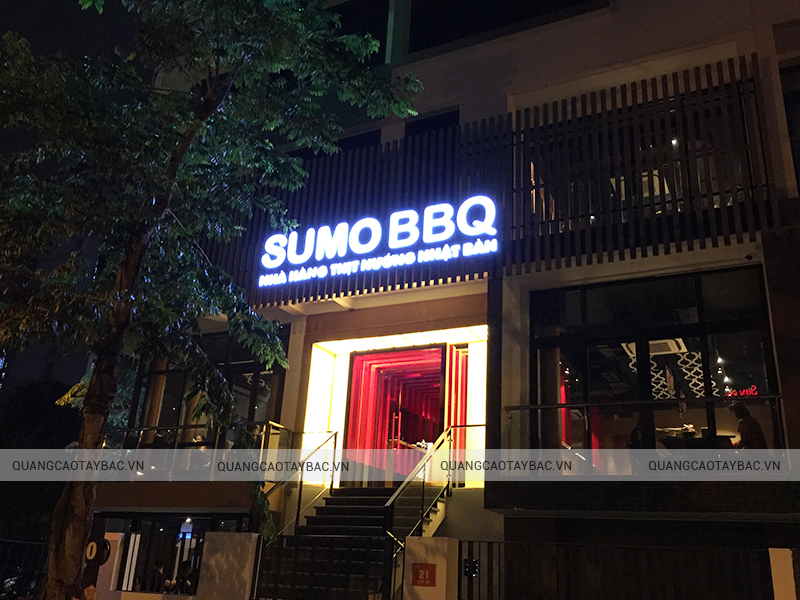 Biển quảng cáo nhà hàng sumo về đêm